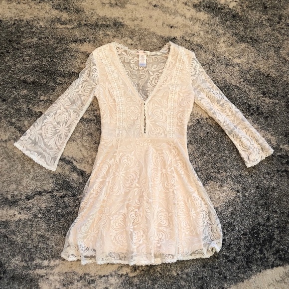 a'gaci Dresses & Skirts - A’Gaci cream lace dress with bell sleeves